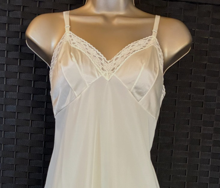 Vintage VANITY FAIR FULL SLIP Ivory Size 36 Medium NYLON Sheer A-Line LACE Femme