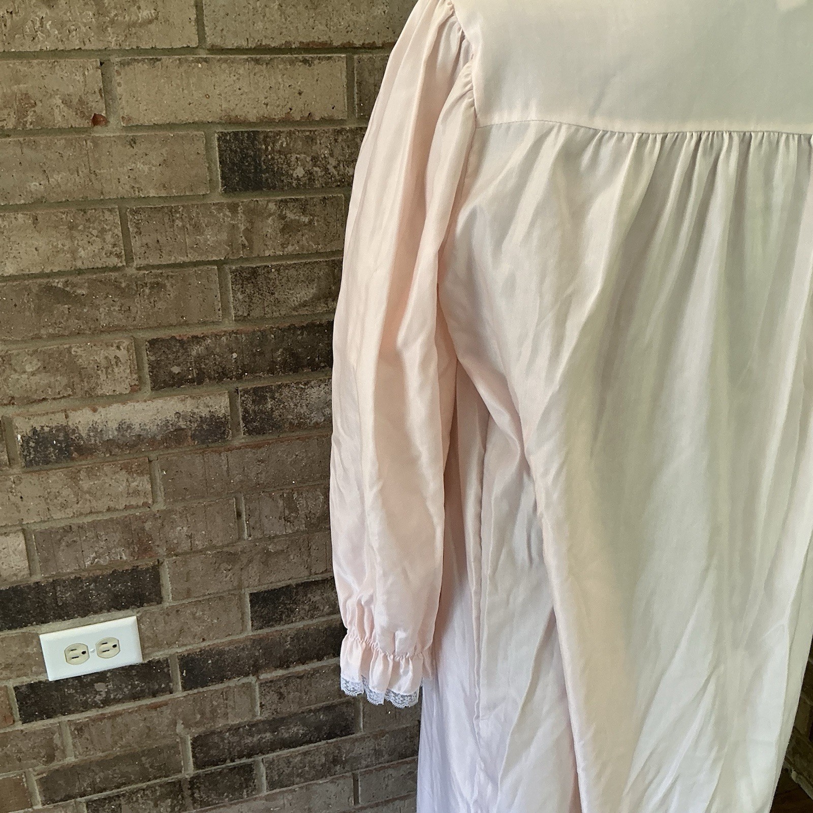 Size M – VINTAGE Barbizon Cuddleskin White Nightgown Long Sleeve Collared #23609