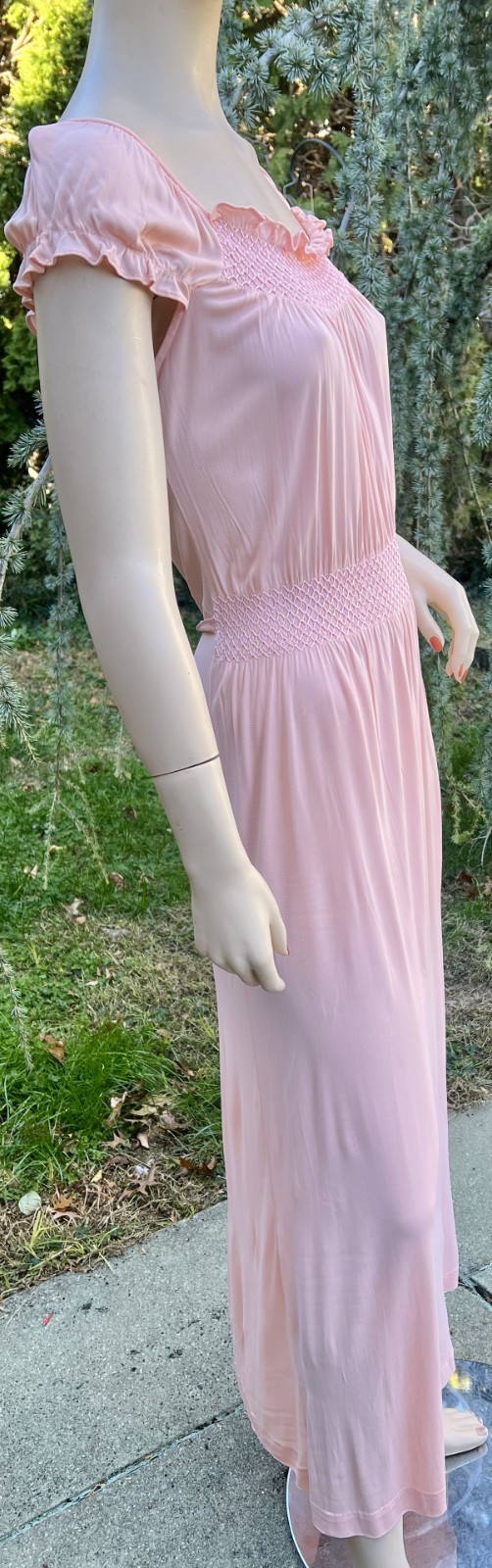 VINTAGE 1940’s SEARS CHARMODE PEACH RAYON JERSEY SMOCKED NIGHTGOWN
