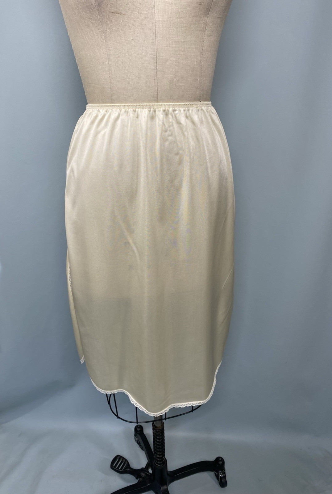 Vintage Slip SIZE MEDIUM ivory classic slit length 25″ PEMBROOKE nylon 70s 80s