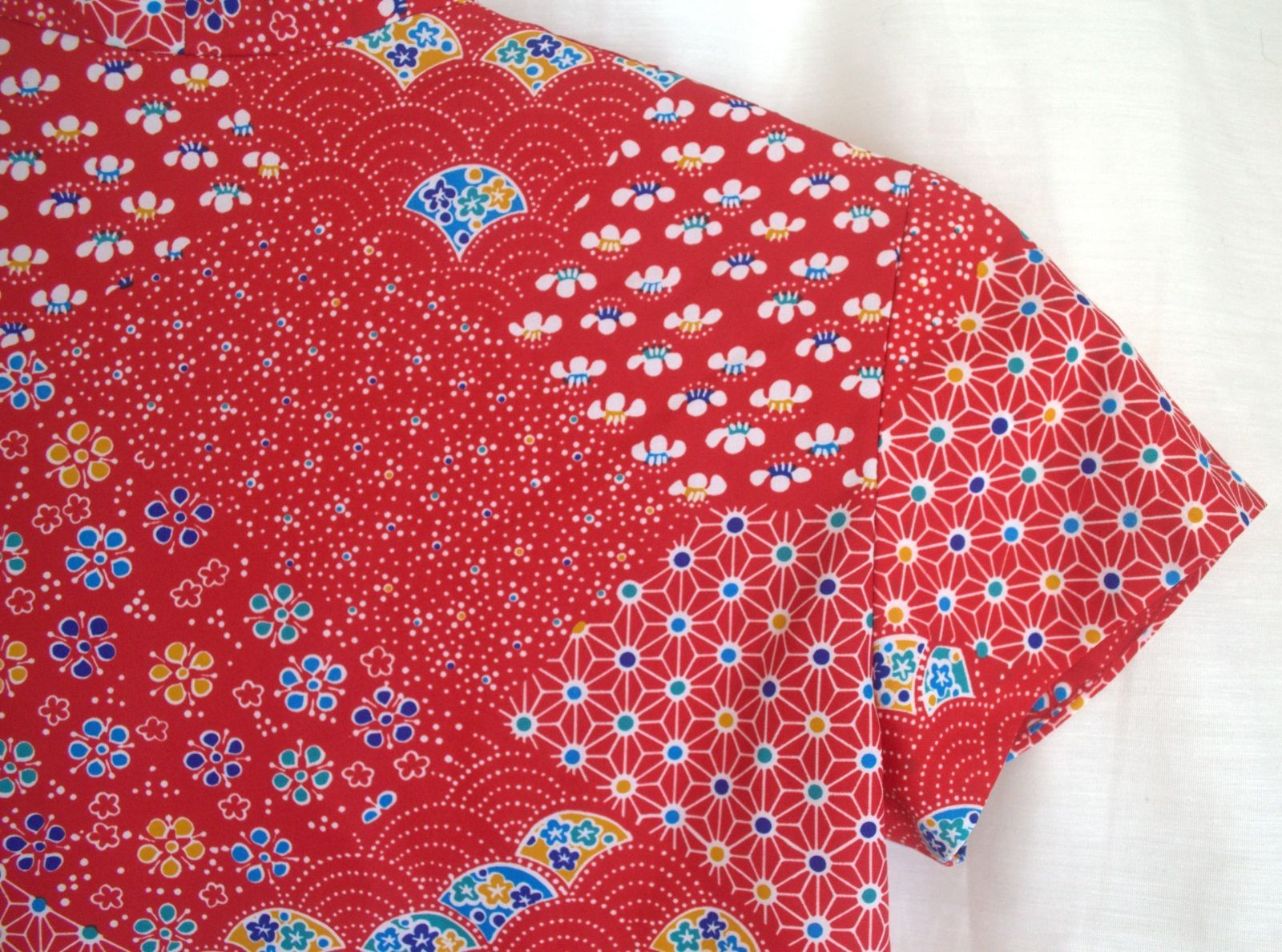 Free ship! Vintage 1960’s women’s red cap sleeve shirt Asian inspired polyester