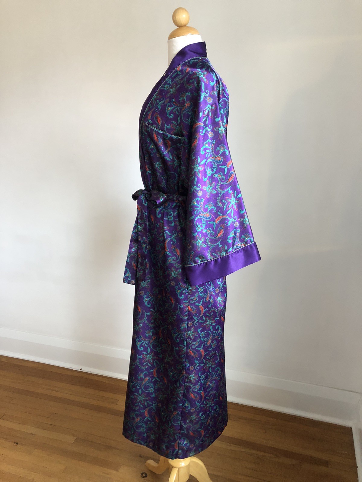 STUNNING VTG MS. B Purple Paisley Satin Cuddleskin Robe Dressing Gown SZ M