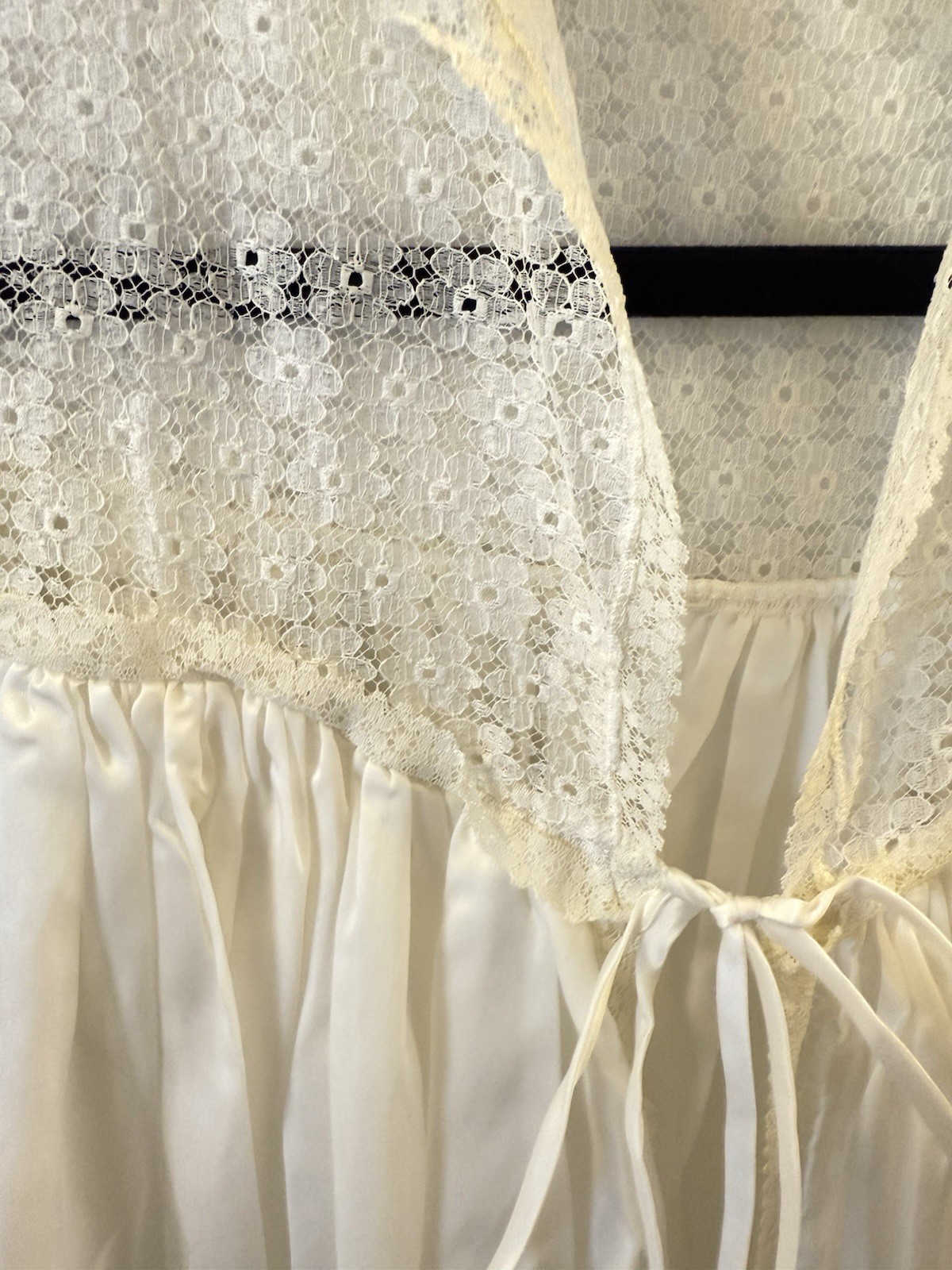 Vintage No Tag Poly Satin Long PEIGNOIR Robe Wrapper Floral Lace Hi Neck Tie 3X
