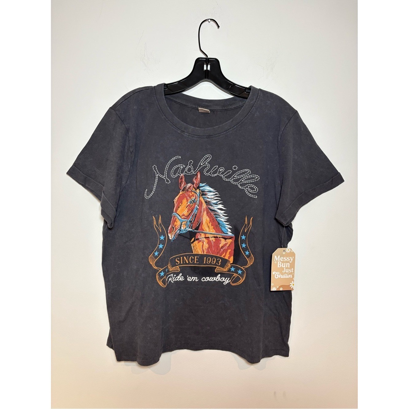 New MESSY BUN JUST CHILLIN’ Vintage-style Nashville Graphic Tee