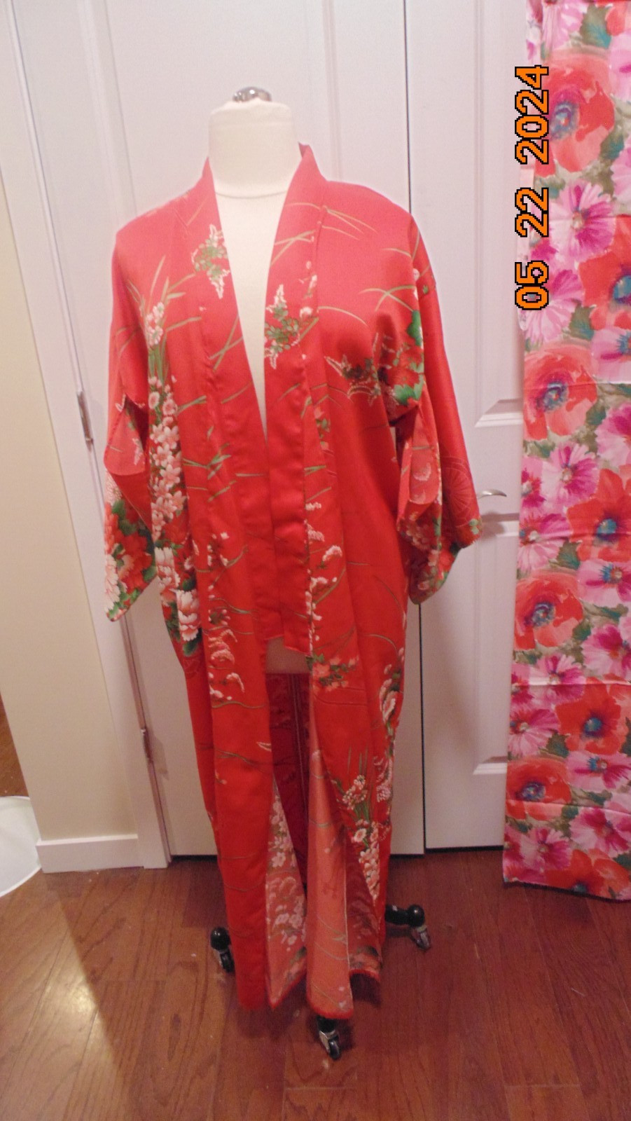 VTG. Ichi Ban Japan Kimono Open Robe 100% Polyester Red Floral Print & belt