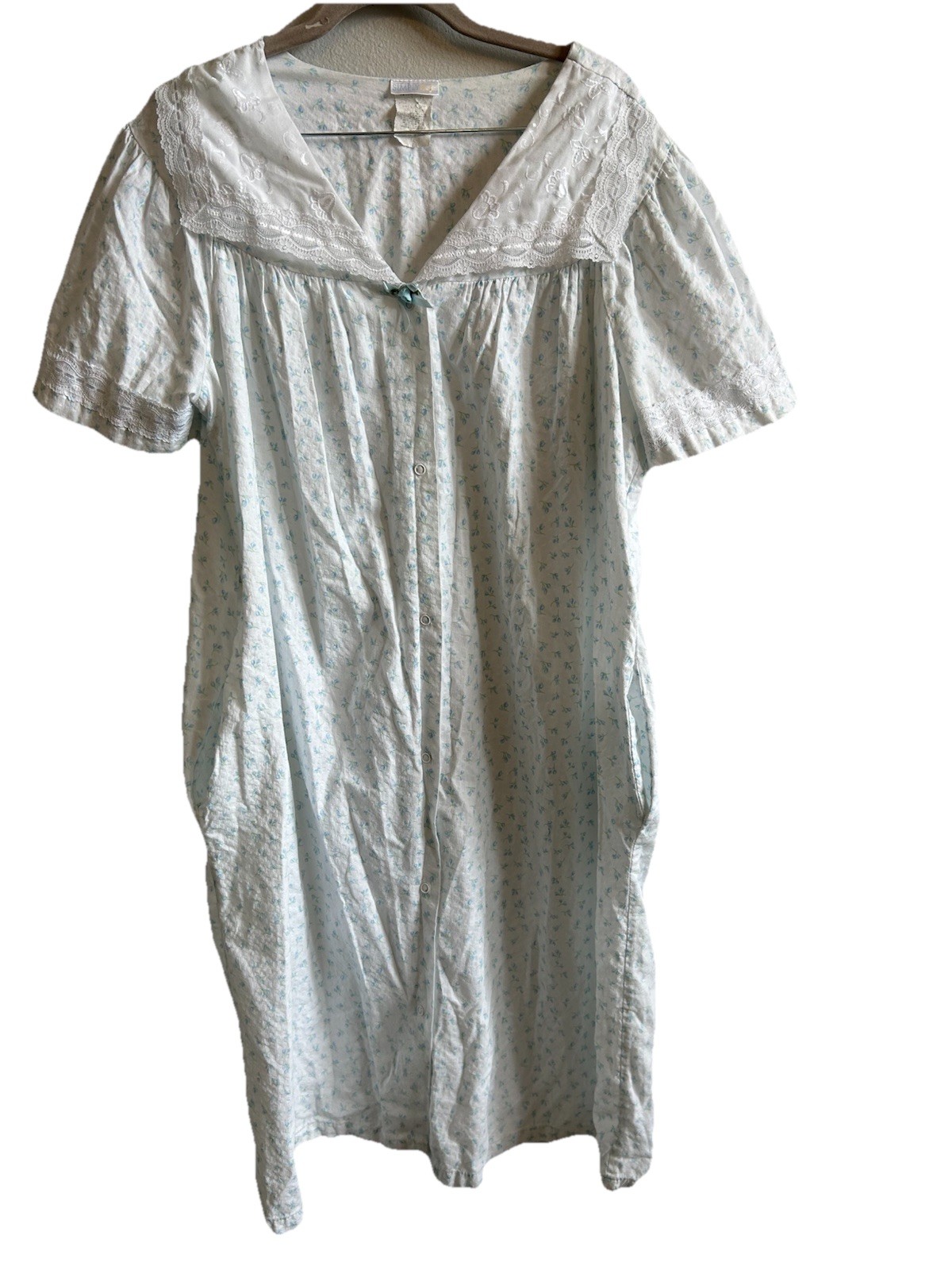 Snap Up Robe House Coat Pjs Granny VTG Floral Blue Roses Embroidered Lace 60s