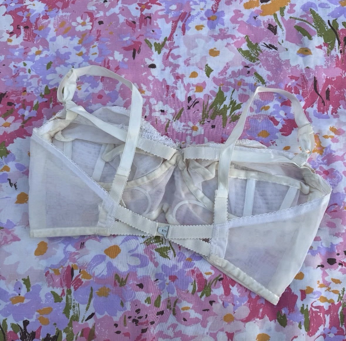 Vintage 1960s Symbra Ette White Ruffled Burlesque Bra – 36G Pin Up