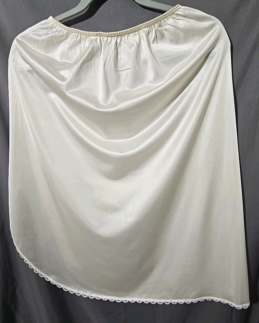 Nylon Half Slip Warner’s Perfect Measure Ivory Nylon Waist 25″-32″ Length 27″