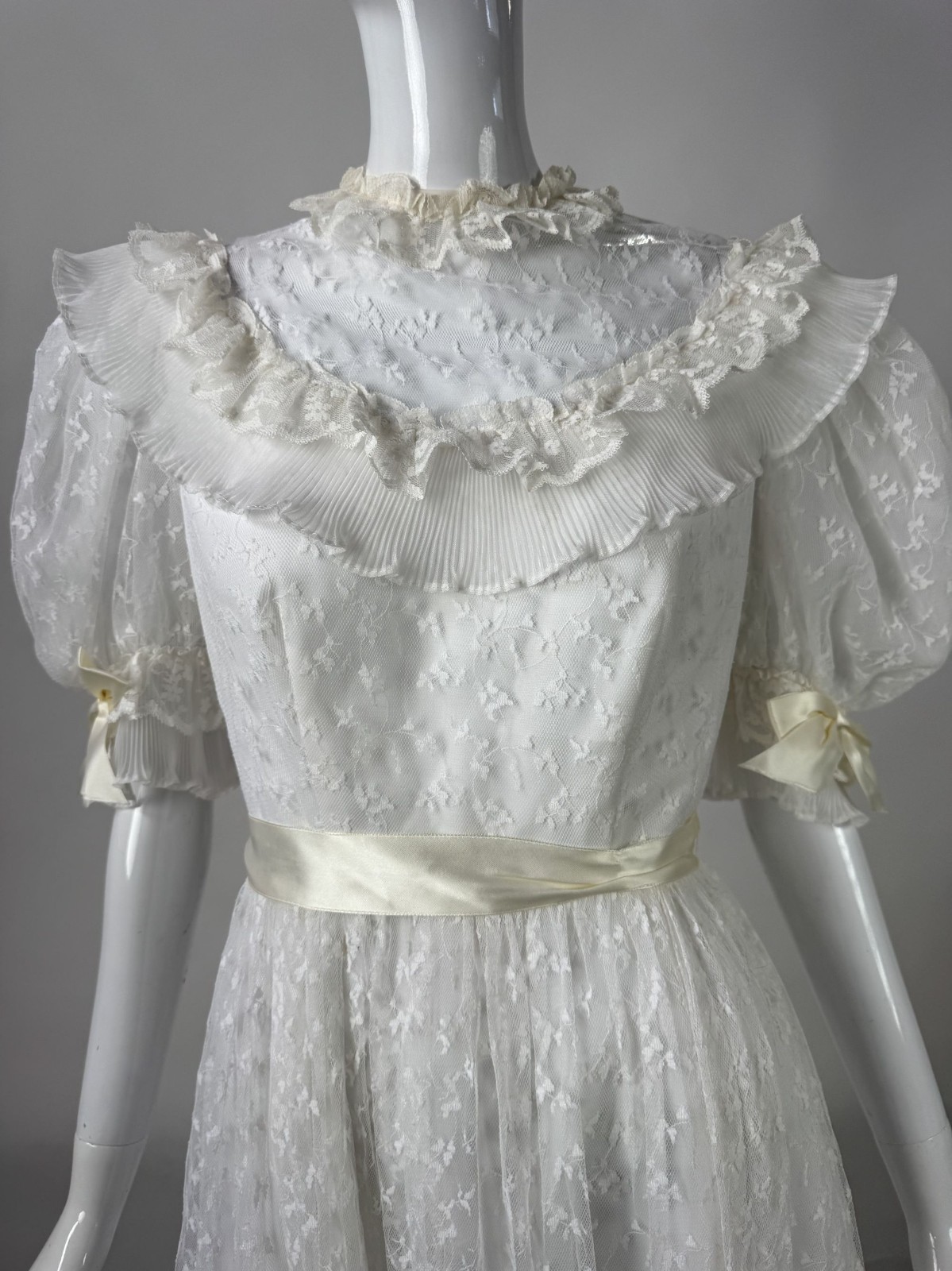 Vintage 70s White Lace Wedding Dress Size 8 With Satin Ribbons & Ruffled Necklin