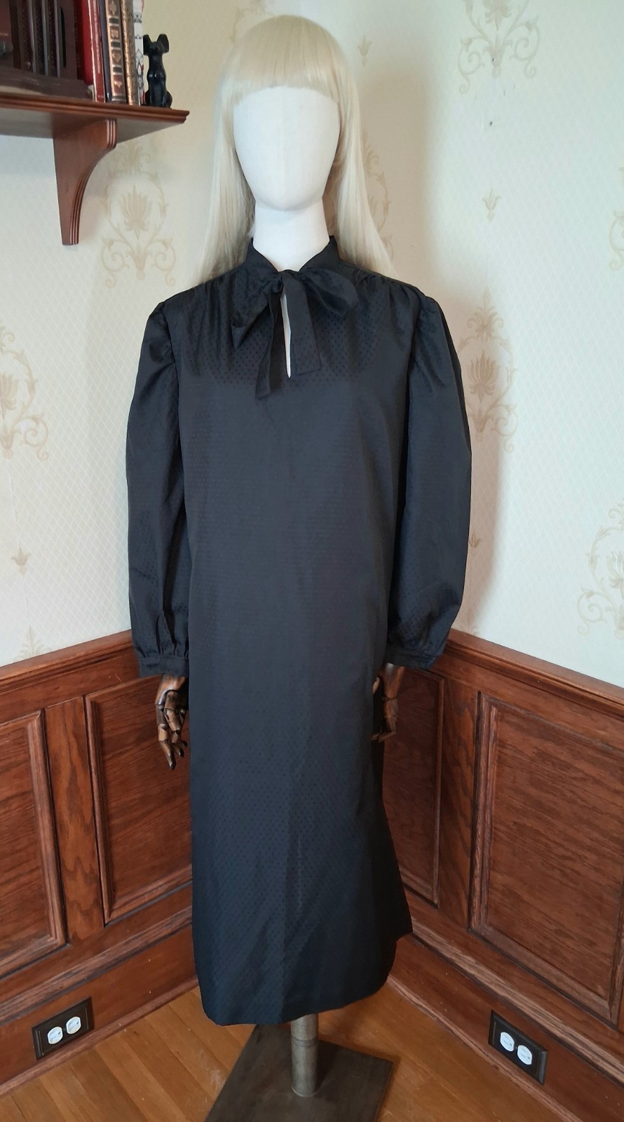 Vintage 1960s/70s Black Dot Pussybow Neck 1X/2X Witchy Mod Goth Librarian Dress