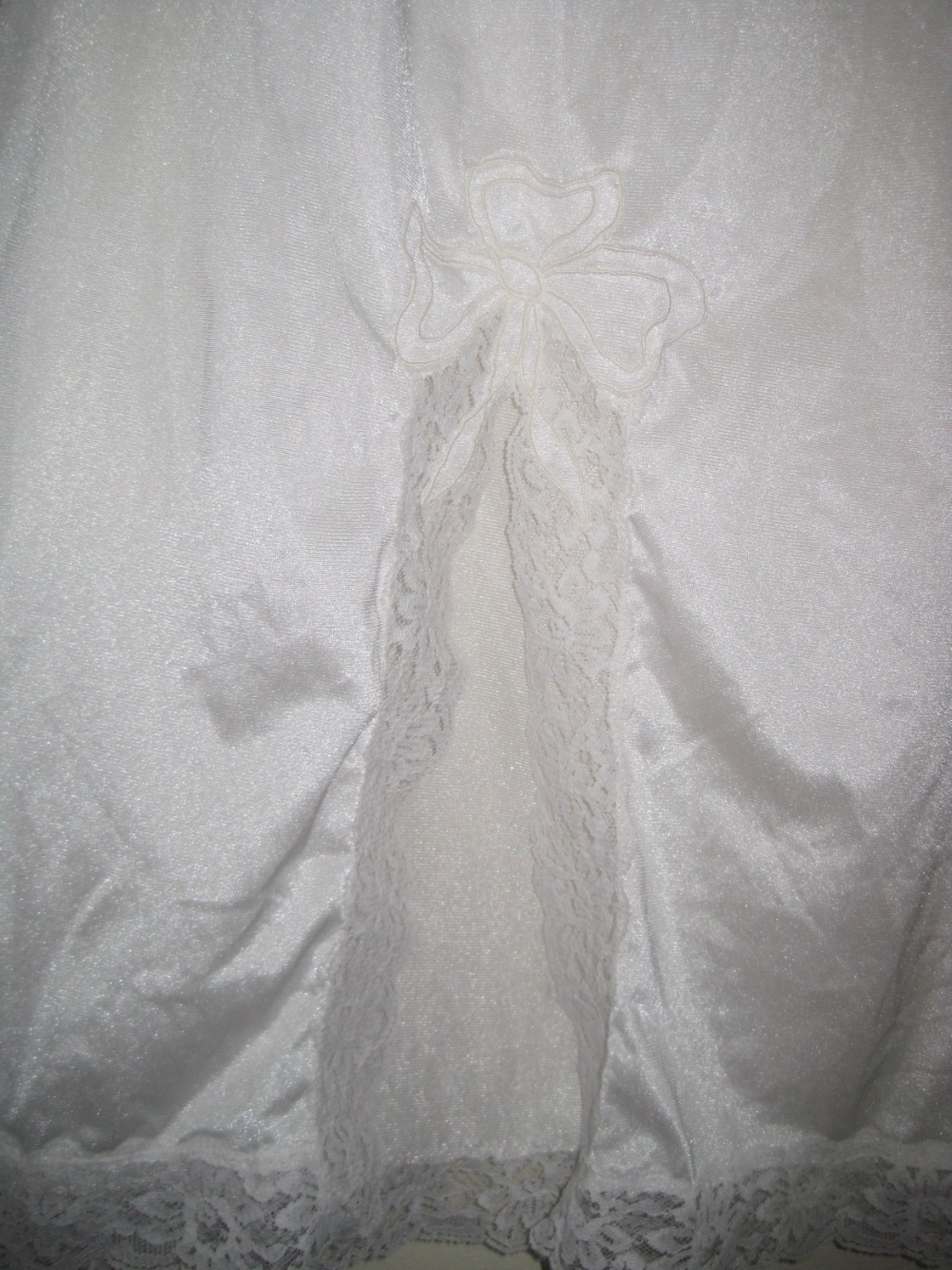 VTG Richform Half Slip Nylon WHITE W/Lace Trim&EMBROIDERED BOW AT SLIT SZ M