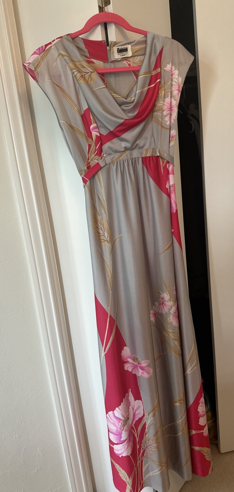 Vintage Malama Sophisticates Hawaii Dress Tires In The Back Grey Pink