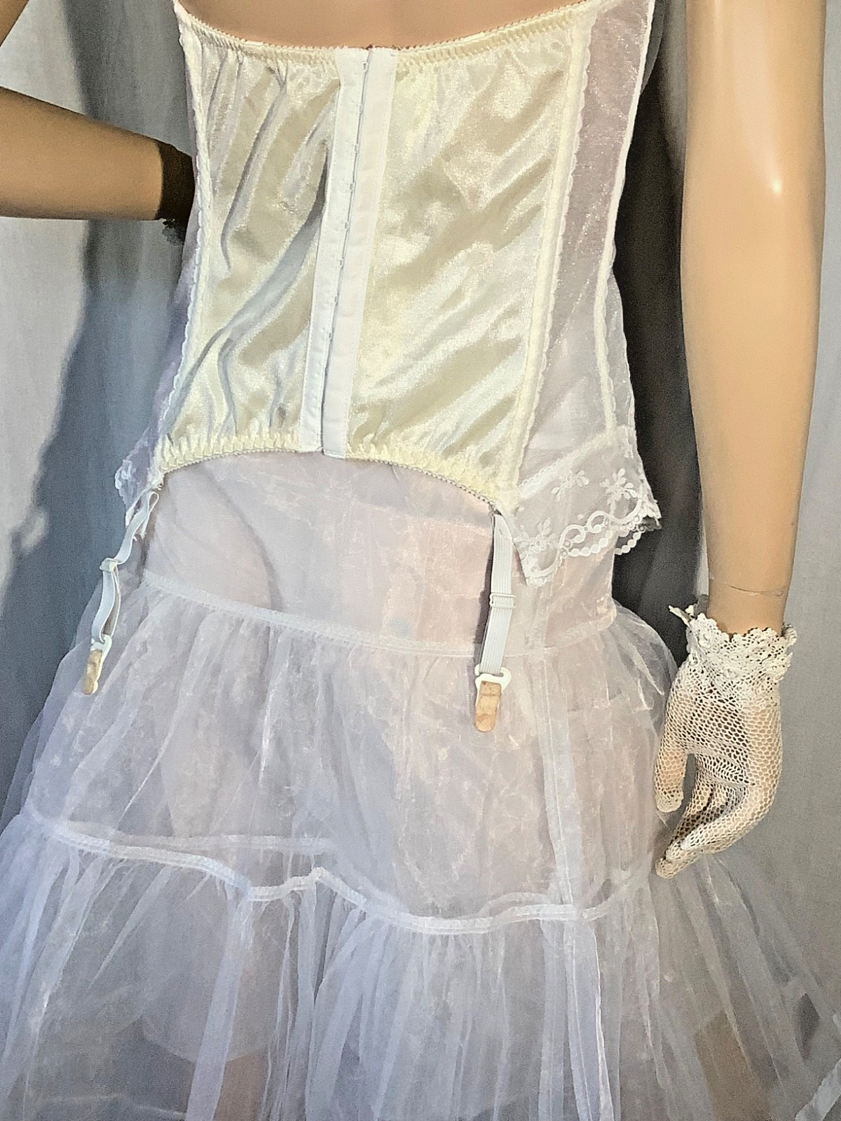 Vintage strapless Bustier bra UW white Boned sheer Lace 38DD Silhouette 4 garter