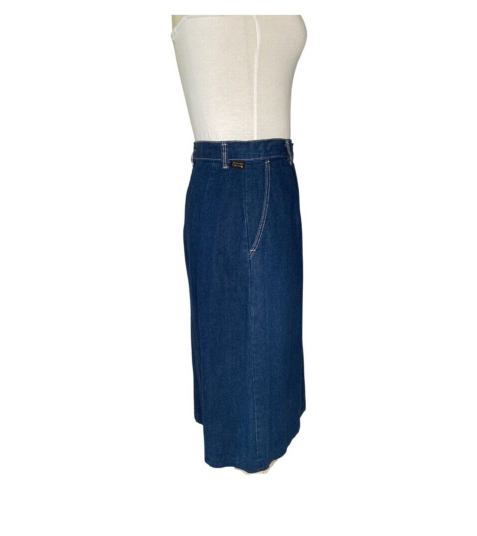 Classic preppy 1970s Separate Pieces brand denim skirt. Vintage size 8 waist 27