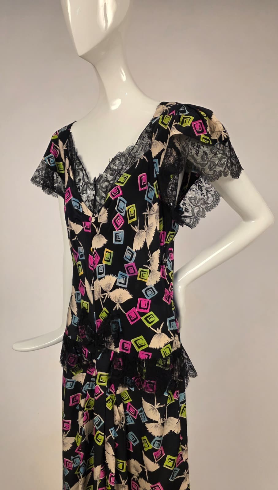 UNIQUE VINTAGE 1940’S BALLERINA PRINT SILK DRESS W SILK CHANTILLY LACE TRIM