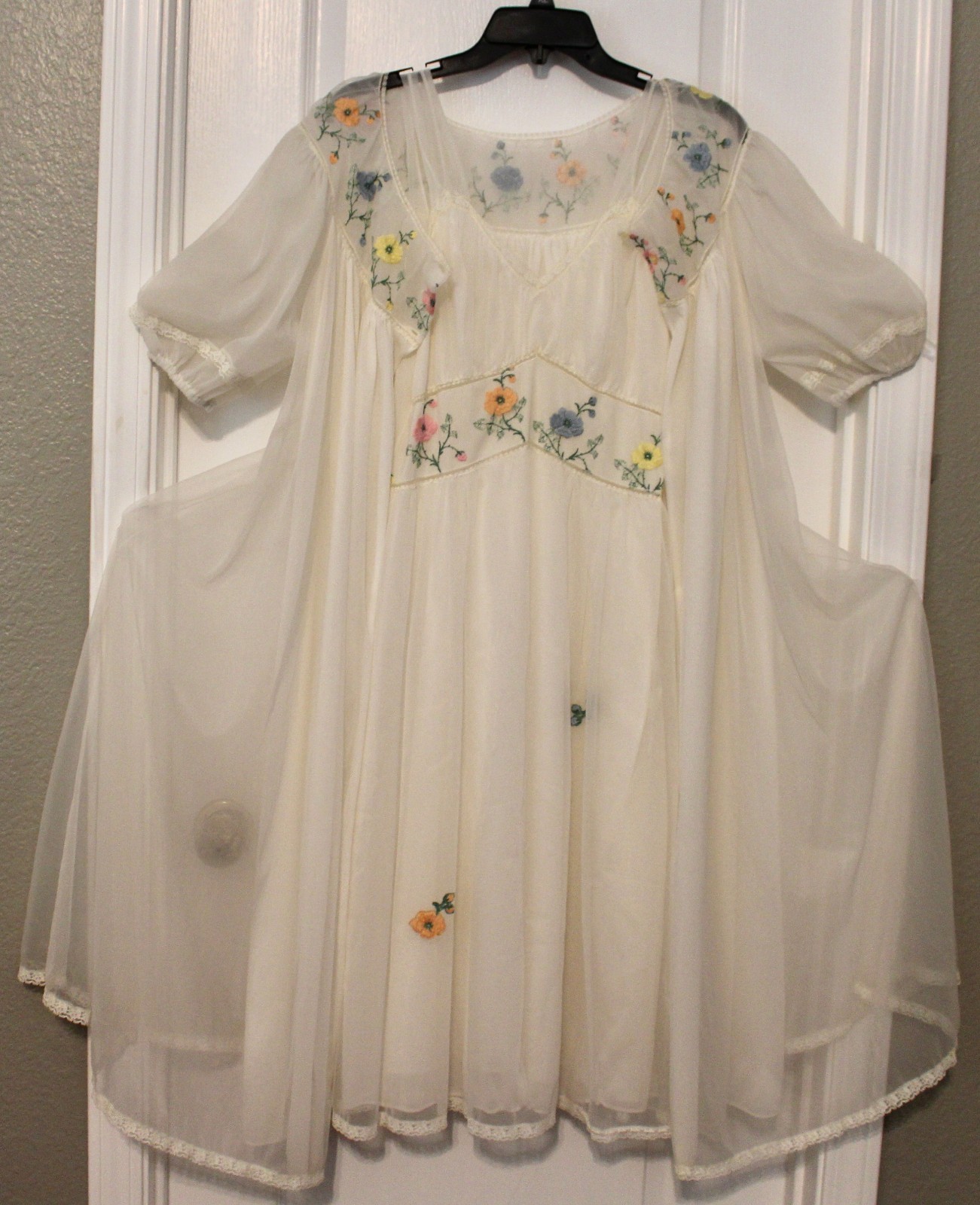 Vtg 1950s SEAMPRUFE PEIGNOIR Set Ivory Sz 34 Night Gown Robe Embroidered Flowers