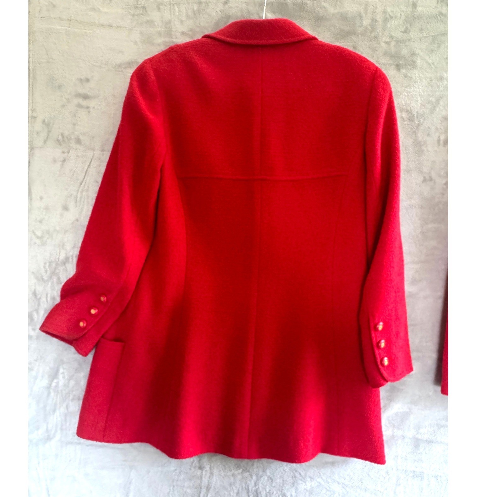 Chanel Boutique Vintage Red Wool Boucle Tweed Skirt Suit CC est size FR 42 US 10