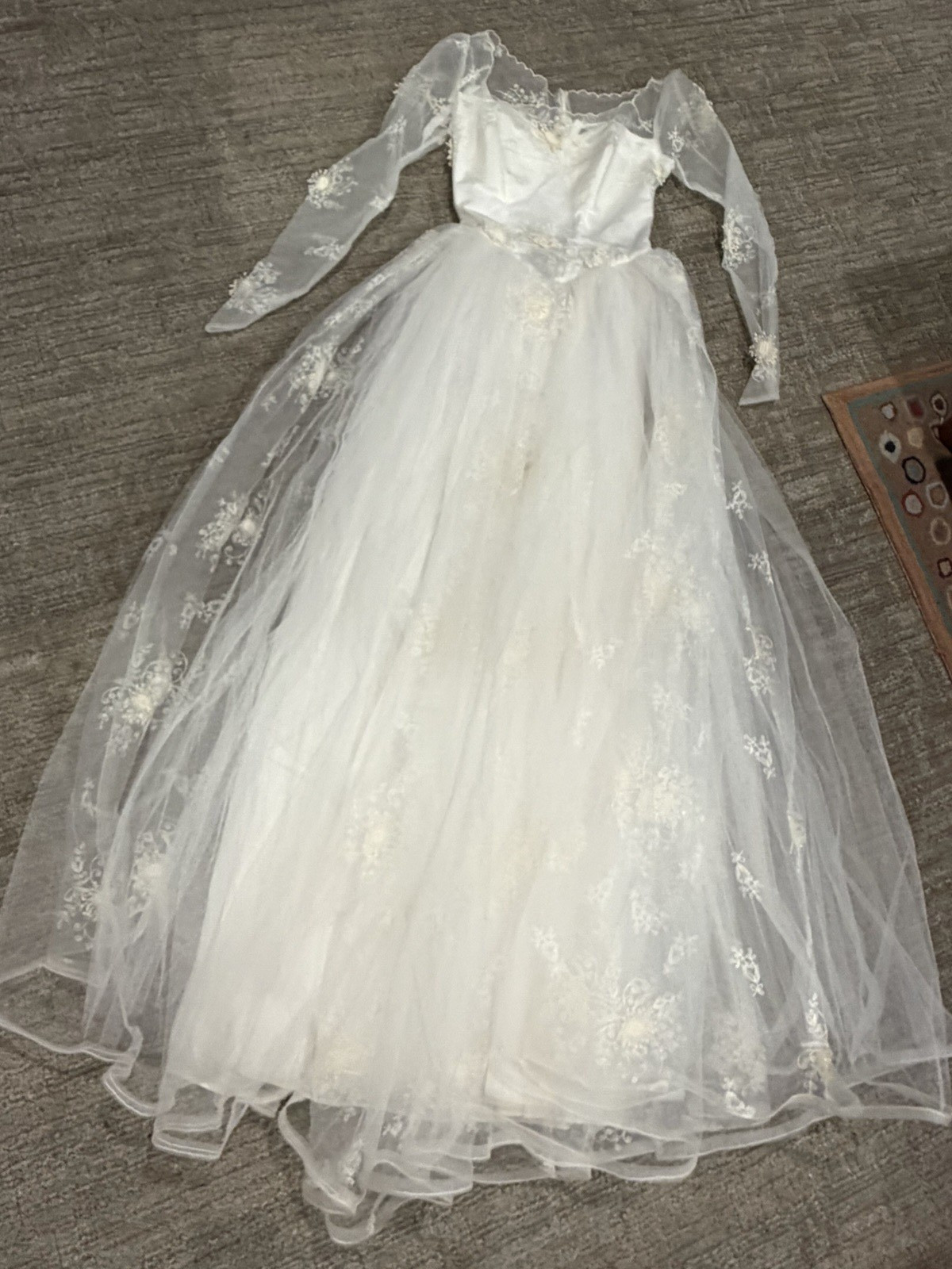 VINTAGE IVORY WEDDING DRESS XS TULLE LACE EMBROIDERY BUTTONS LAYERED FAIRYTALE