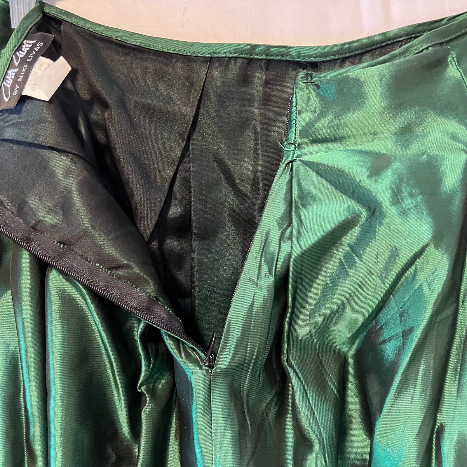 Zum Zum Niki Livas Vintage 2 Piece Formal Set Emerald Sequin top 7/8 skirt 9/10