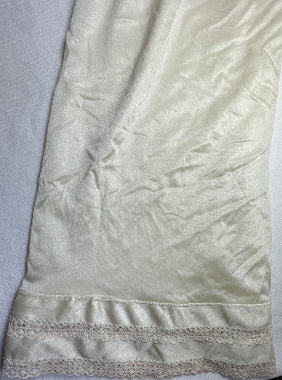 Beautiful Vintage Half Slip Off White Cream Ivory Size XX (2X) Nylon Lace Detail
