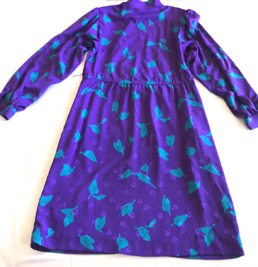 VINTAGE JT DRESS. Purple stretch knee,shoulder pads,pockets.36” Bust