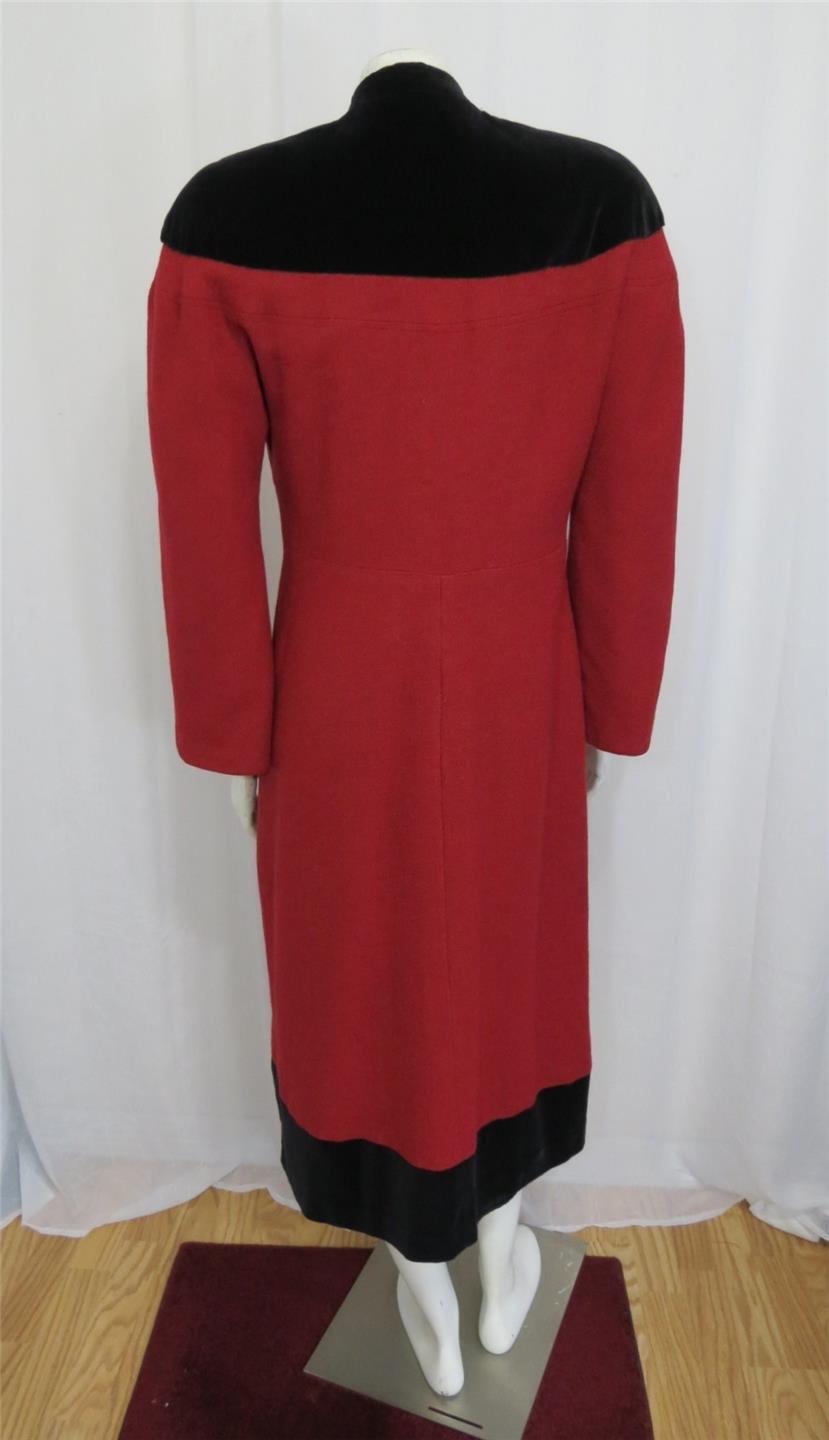 Pauline Trigere Extremely rare 1940’s designer wool and velvet coat. US size M