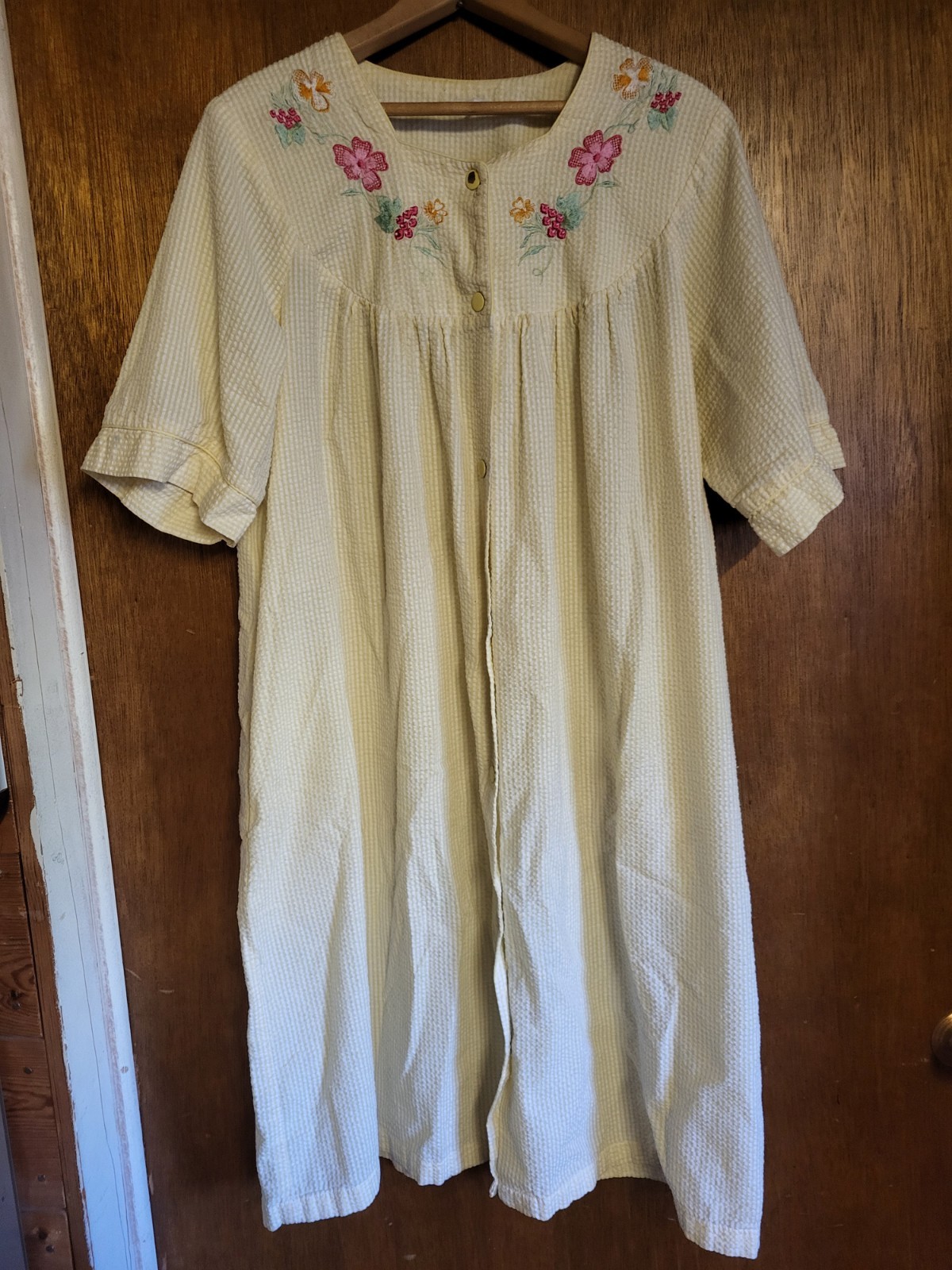 Vtg Medium Yellow & White Poly Cotton Pinstripe Seersucker Robe & Floral Trim