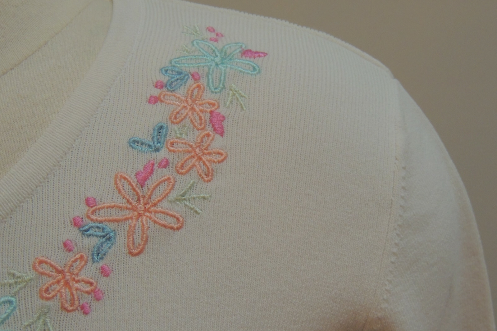 VTG 90s LINDA MATTHEWS Cardigan WHITE EMBROIDER RAYON AND NYLON -MEDIUM