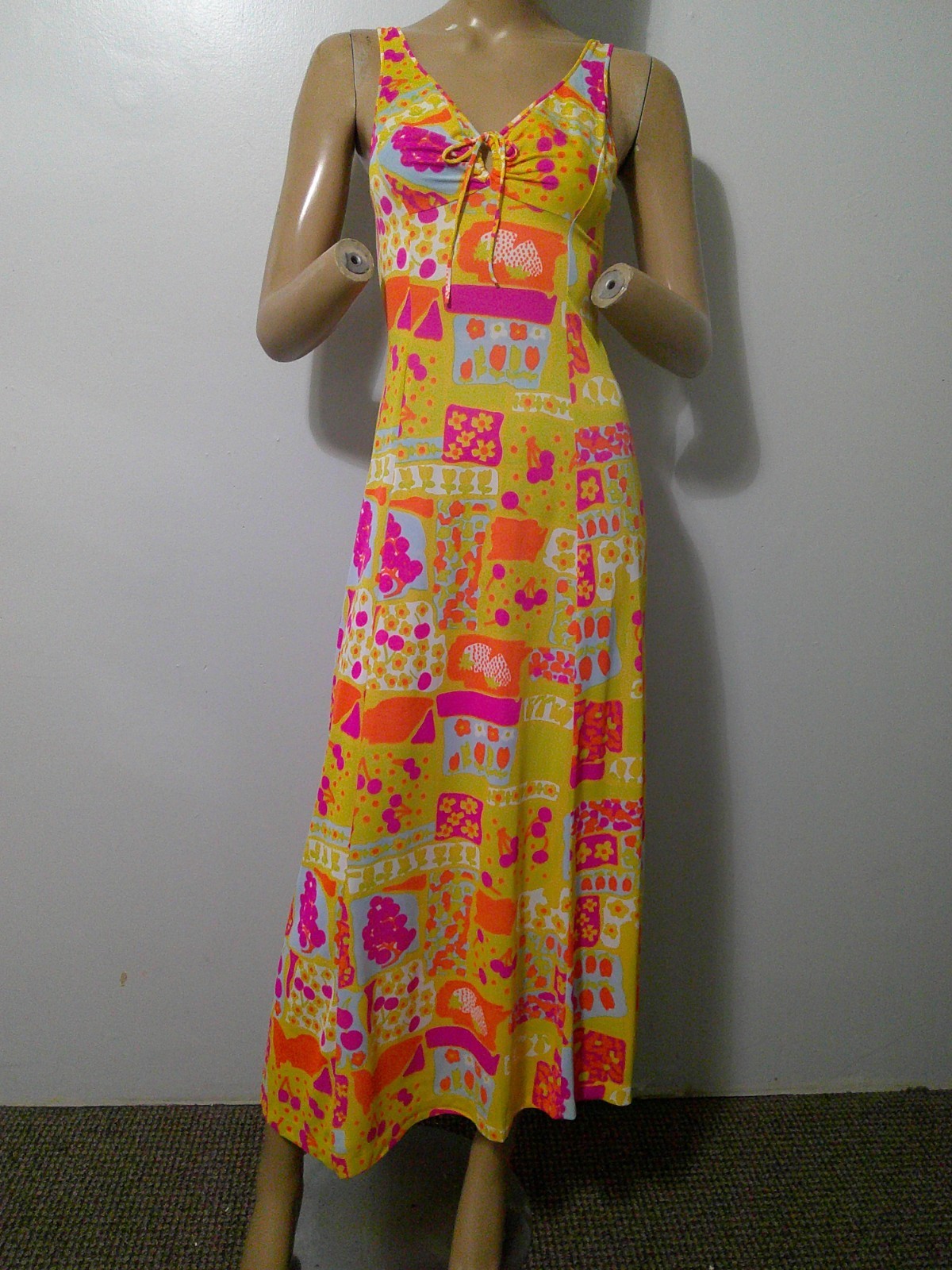 Vtg 60’s MOD Formfit Rogers Silky Slinky Nylon Keyhole Nightgown POP ART Print S
