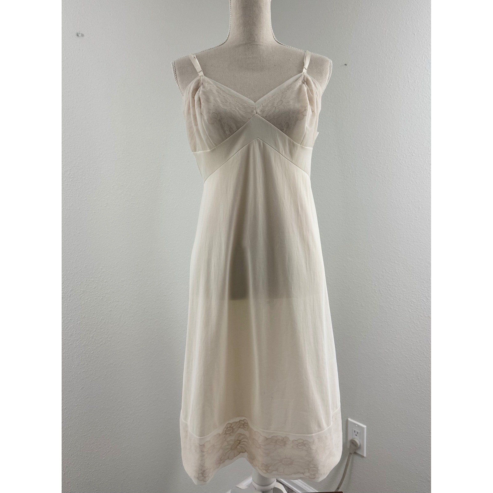 Vanity Fair Vintage Cream Floral Lace Trim Full Slip Antron III Nylon Size 38