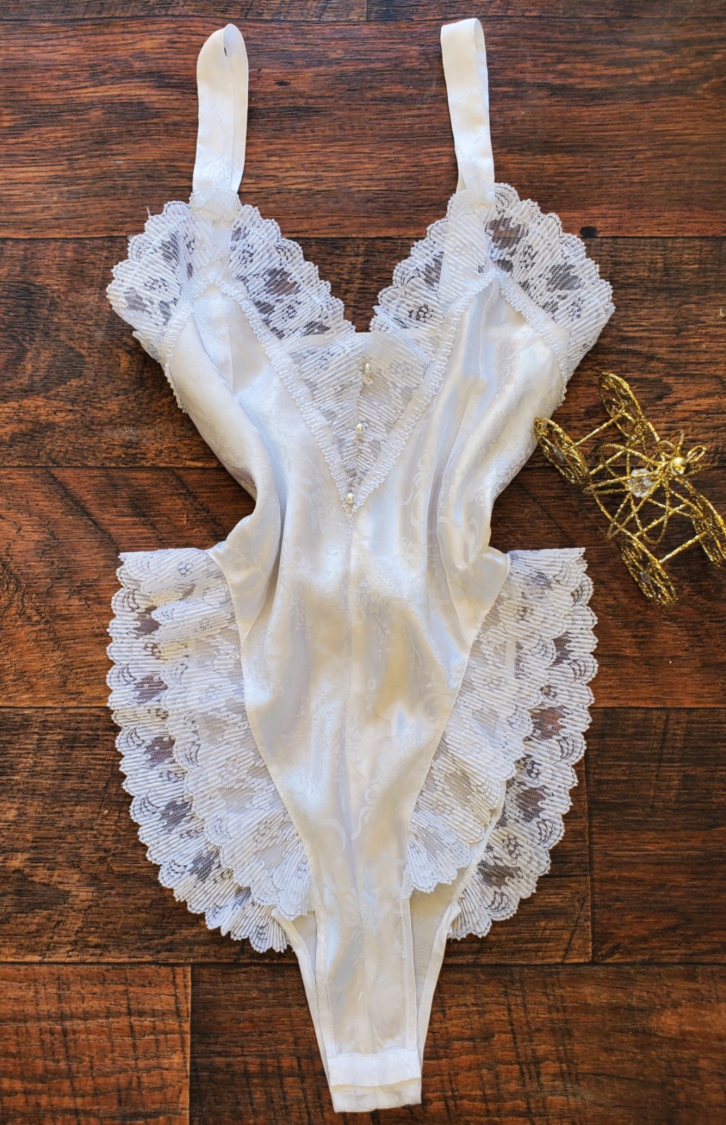 STUNNiNG VTG LAUREN ALEXANDRA WHiTE SATiN BOW PRiNT LiNGERiE TEDDY BODYSUiT