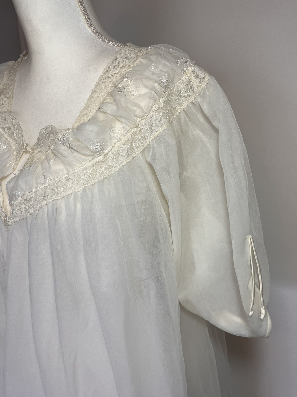 Vintage Seamprufe Ivory Nylon Double Layer Robe Two Button Front Back Bow