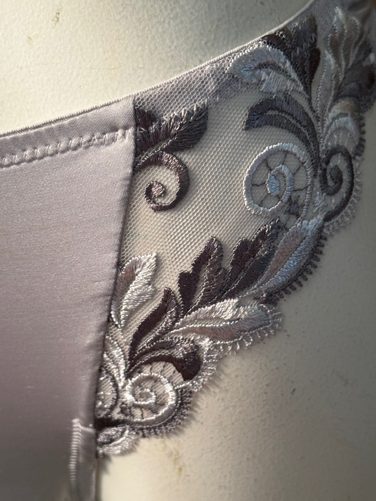 VINTAGE SOMA ~ SILVER / EXCALIBUR ~ SENSUOUS LACE THONG PANTIES ~ MEDIUM