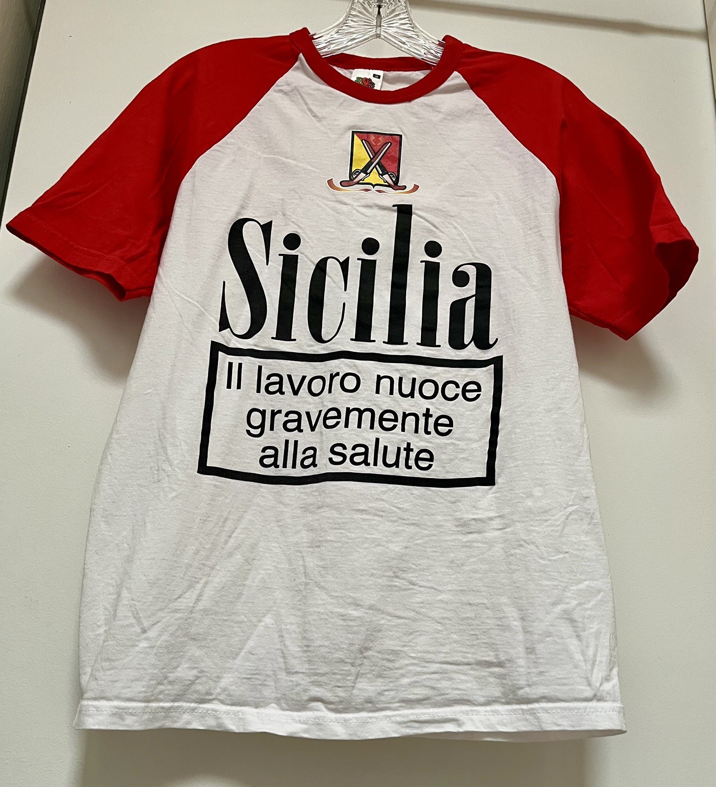 Vintage „Sicily: Work seriously harms health” Graphic Art T-Shirt women med Red