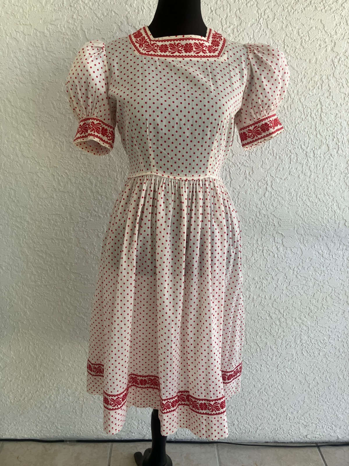 Vintage 1940/50s Teen White Red polka dot Dress Embroiderd Ribbon Best & Co. P/S
