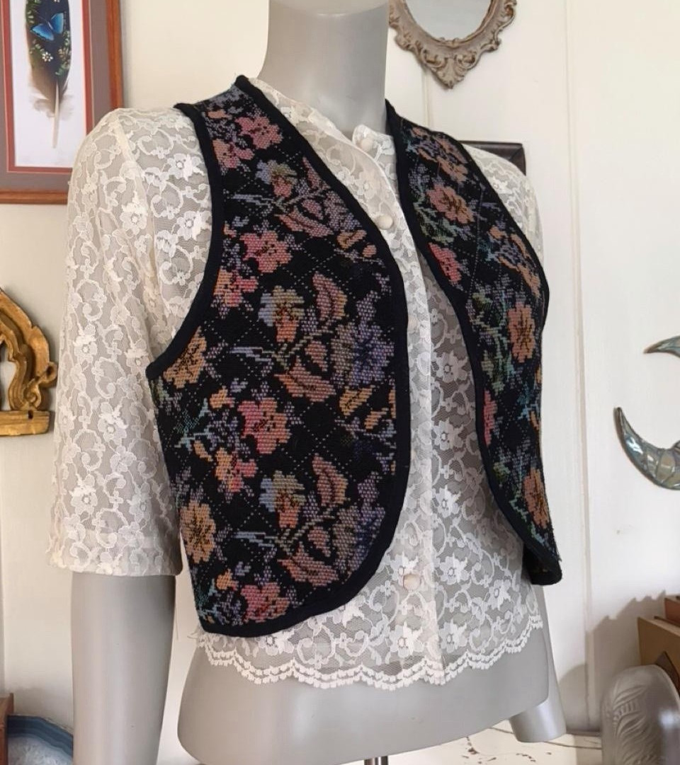 VTG 70s cropped Tapestry Black Floral Embroidered Open Front Vest boho cottage S