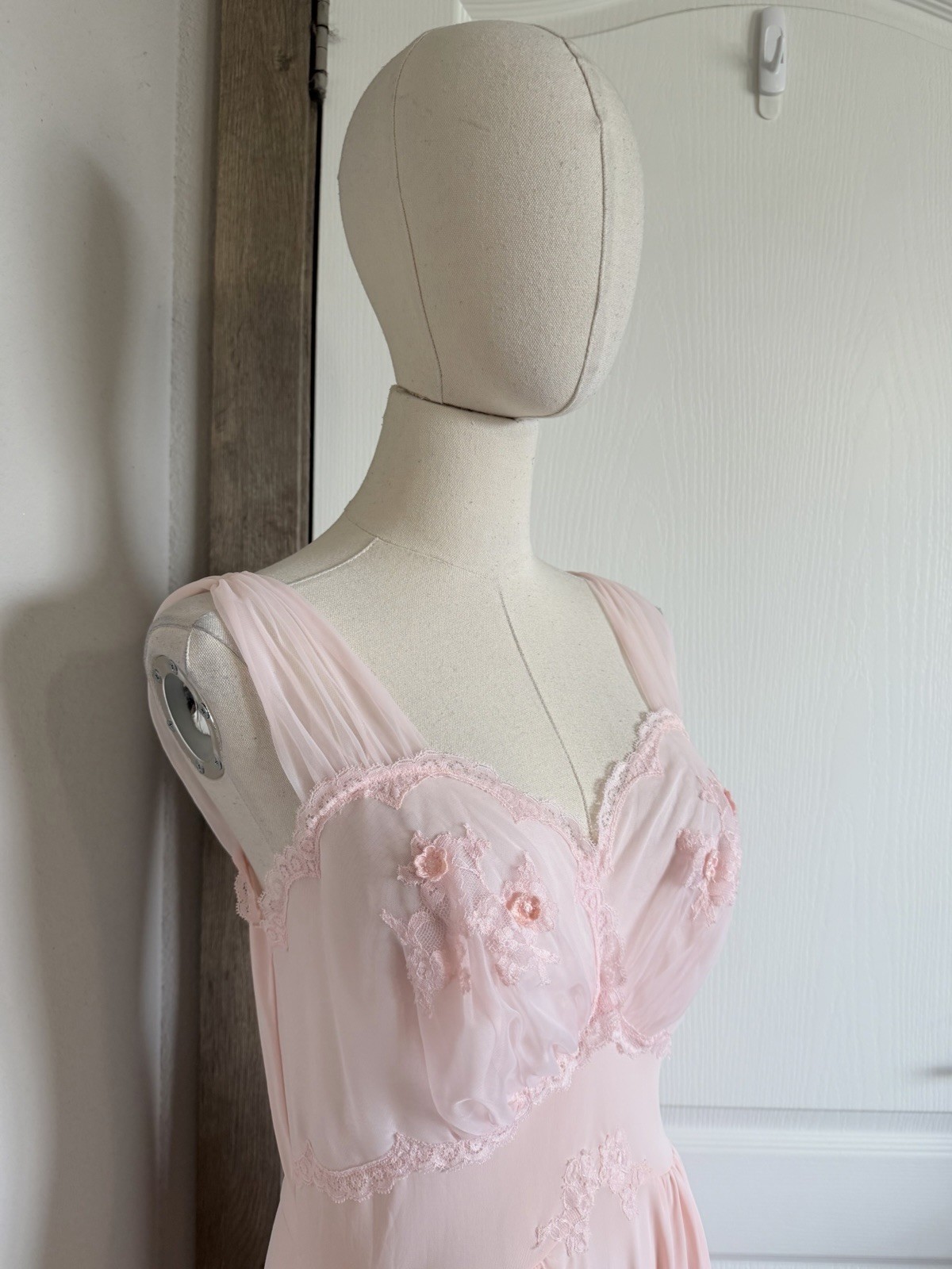 VTG 60s ARTEMIS Light Pink Nylon EMBROIDERED CUPS NIGHTGOWN Size 34