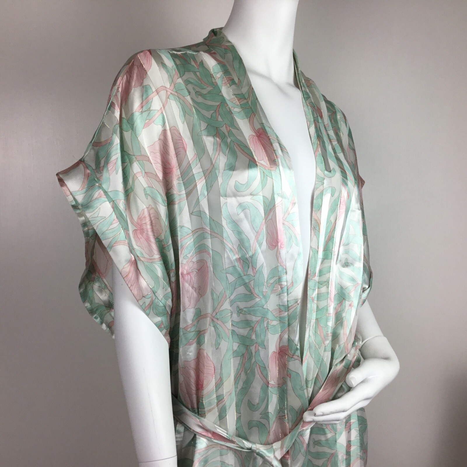 Lucie Ann II Vintage Satin Floral Robe Size Medium Nightware Lingerie Robe