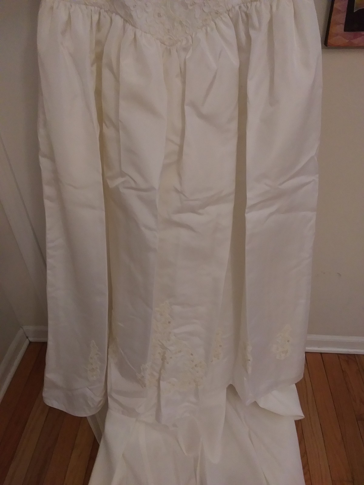 ILGWU Vintage 1970’s Satin Lace Bodice Long Train Princess Style Wedding Dress M