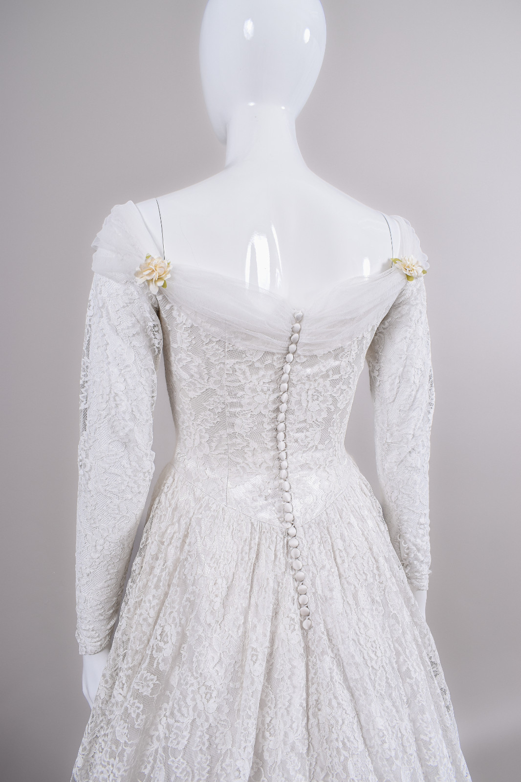 1950s Reimagined Lace Wedding Dress w/Silk Flowers and Trailing Train size 4/6