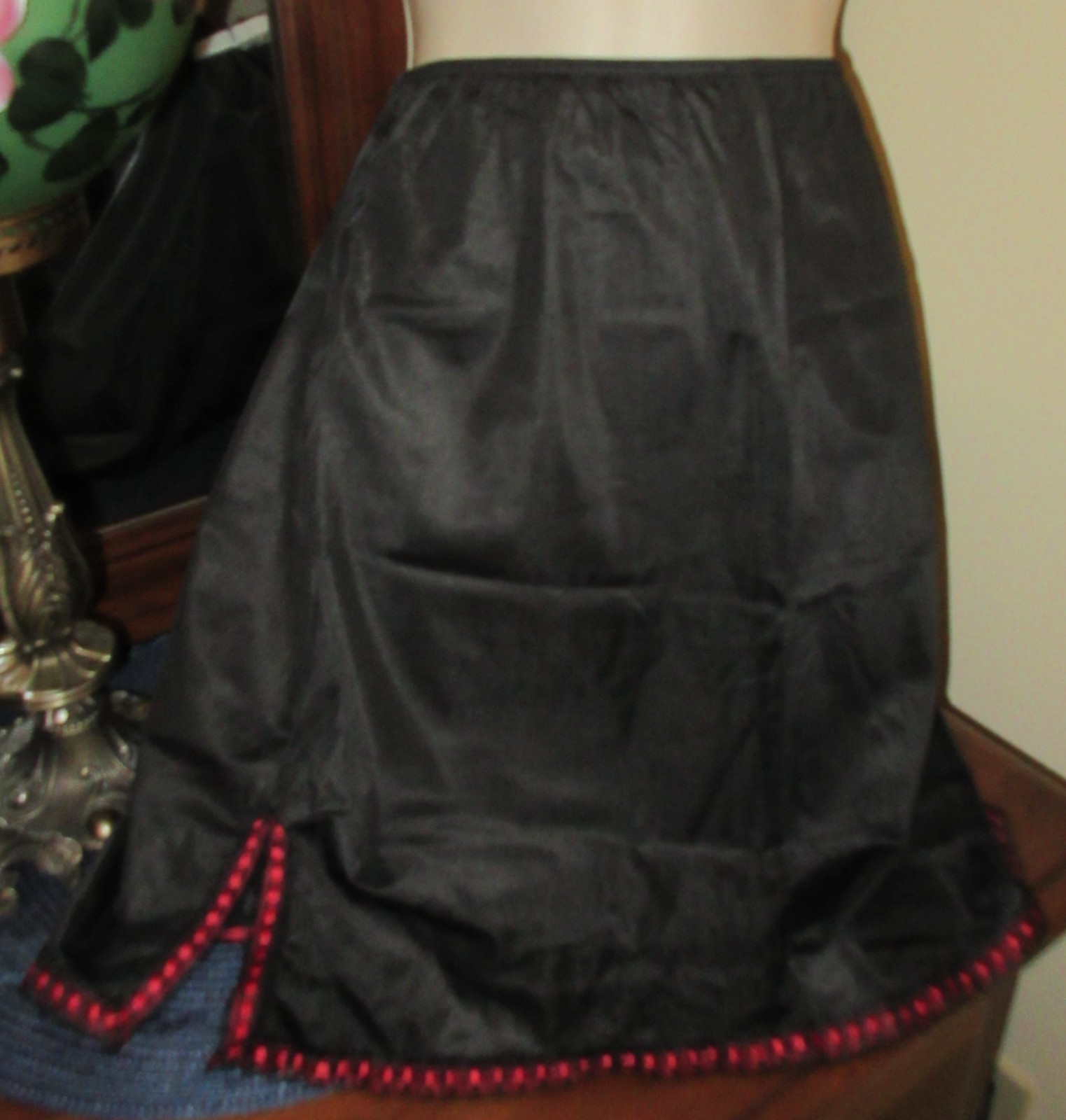 GAYMODE JC PENNEY short 19″ BLACK SLIPPERY nylon RED WEAVE LACE half slip M USA