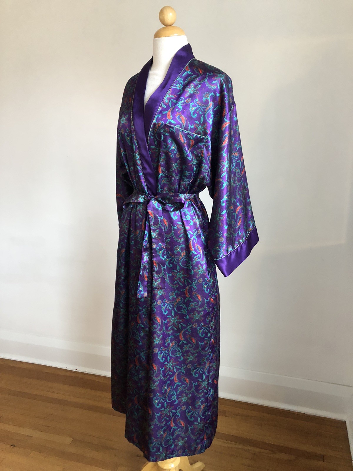 STUNNING VTG MS. B Purple Paisley Satin Cuddleskin Robe Dressing Gown SZ M