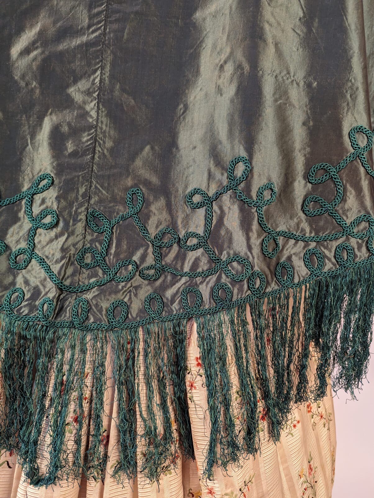 CIVIL WAR 1860’S GREEN ONYX SILK TAFFETA CAPE W SOUTACHE SCROLLS + FRINGE 
