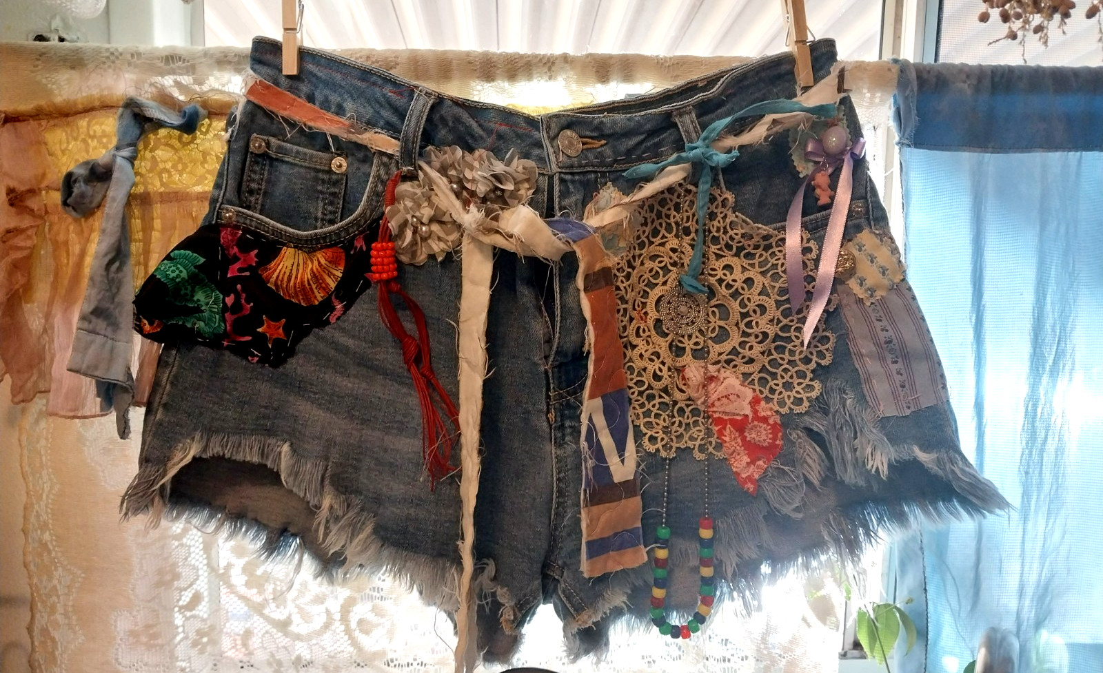 VTG DISTRESSED 812 REDLINE GYPSY EMBRD CROCHET CARE BEAR DENIM HIPPY SHORTS L