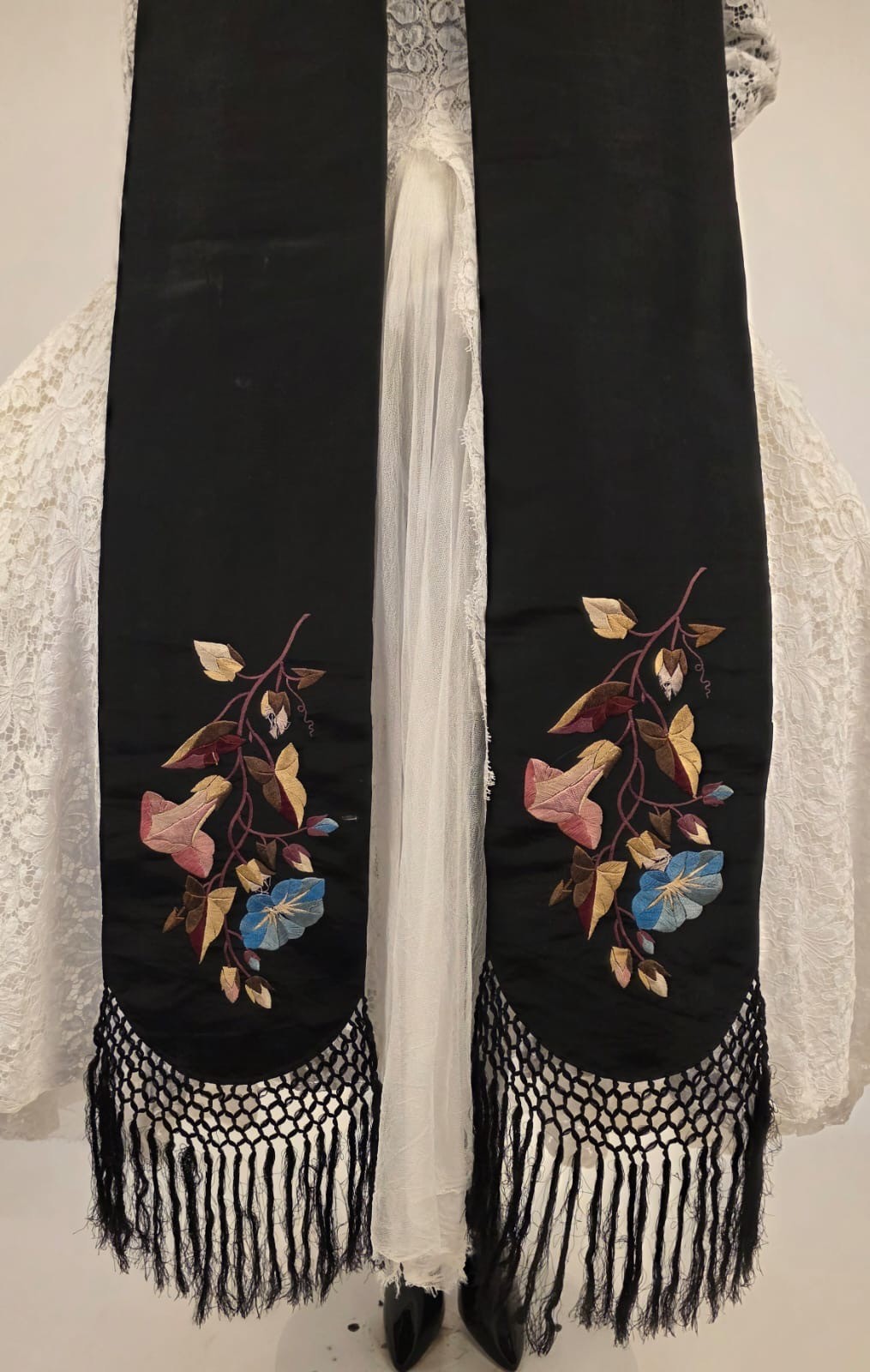 VICTORIAN 19TH C SILK DRESS SASH W POLCHROME SILK FLOSS FLORAL HAND EMBROIDERY