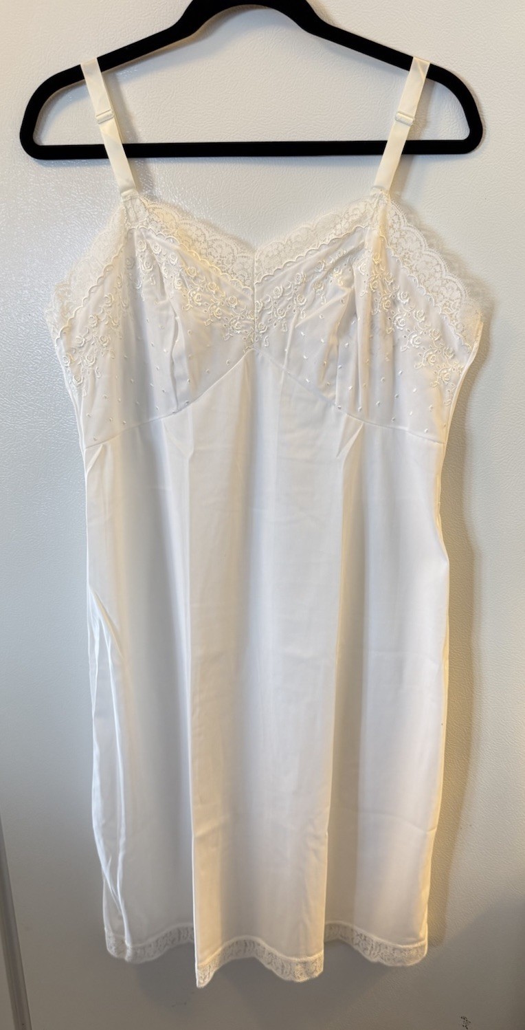 Vintage Aristocraft Embroidered White Full Slip Sz 40 Nylon & Lace Lingerie NWT