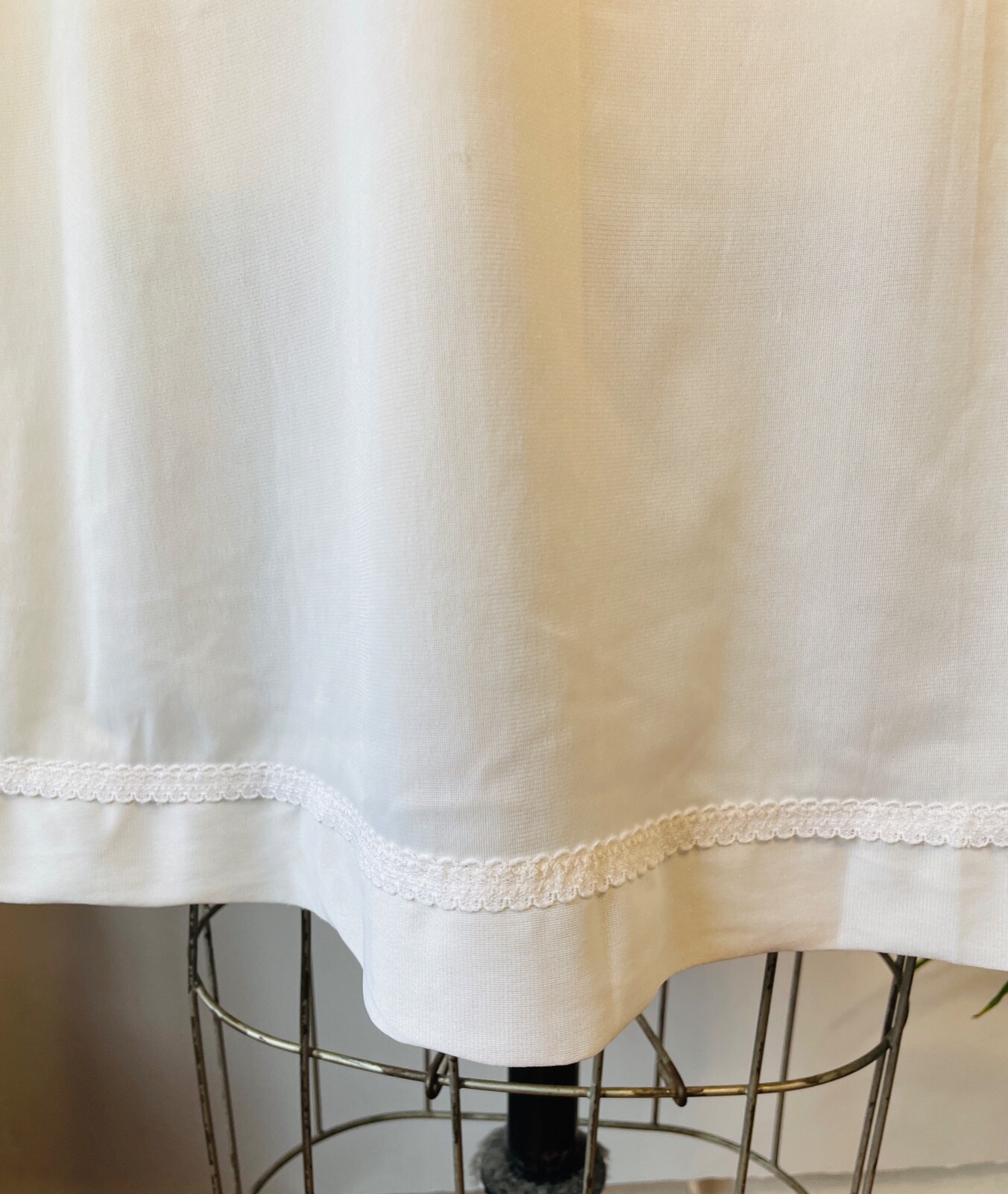 VTG LORRAINE*SOFT WHITE NYLON HALF SLIP SISSY *TALL MEDIUM