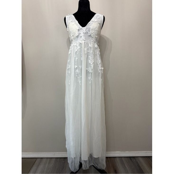 White Lace Applique Tulle Maxi Dress V-Neck Sleeveless Floral Bridal Gown