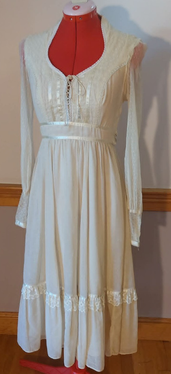 Vintage 1970s Gunne Sax Garden Party short dress with Pearl Accents