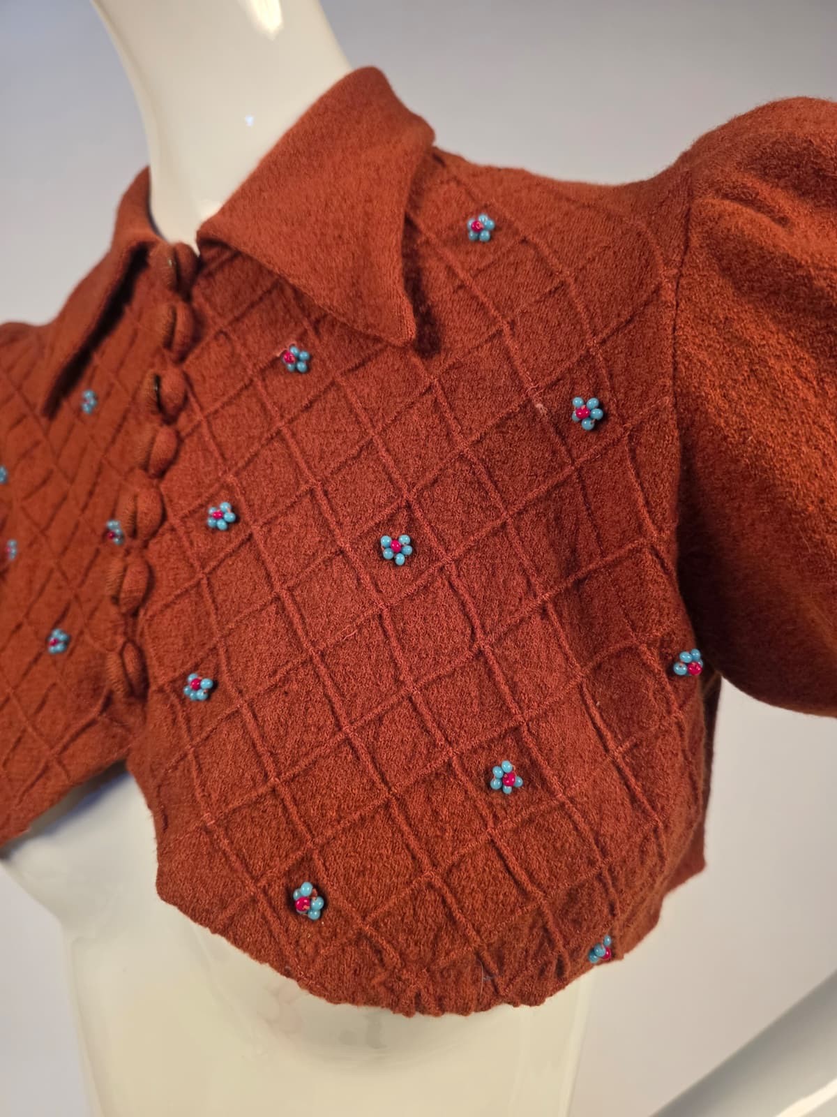 ANTIQUE LATE 1930’S CROP TOP WITH SELF COVERED BUTTONS & BEADED FLORALS